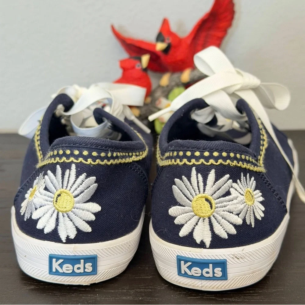 Keds Tennis shoes Women’s Girls Embroidered Daisies Kickstart sz 5 EUC